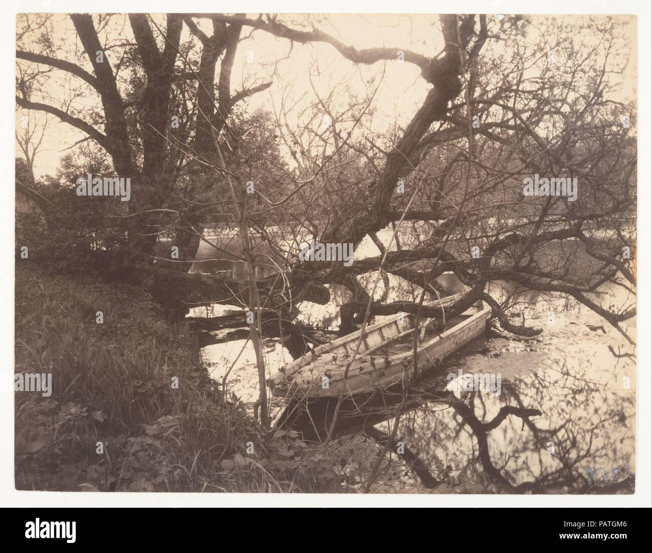 Etang, Ville-d'Avray. Artiste : Eugène Atget (Français, Libourne 1857-1927 Paris). Dimensions : Image : 17,4 x 22,5 cm (6 7/8 x 8 7/8 in.). Date : 1923-1925. Musée : Metropolitan Museum of Art, New York, USA. Banque D'Images