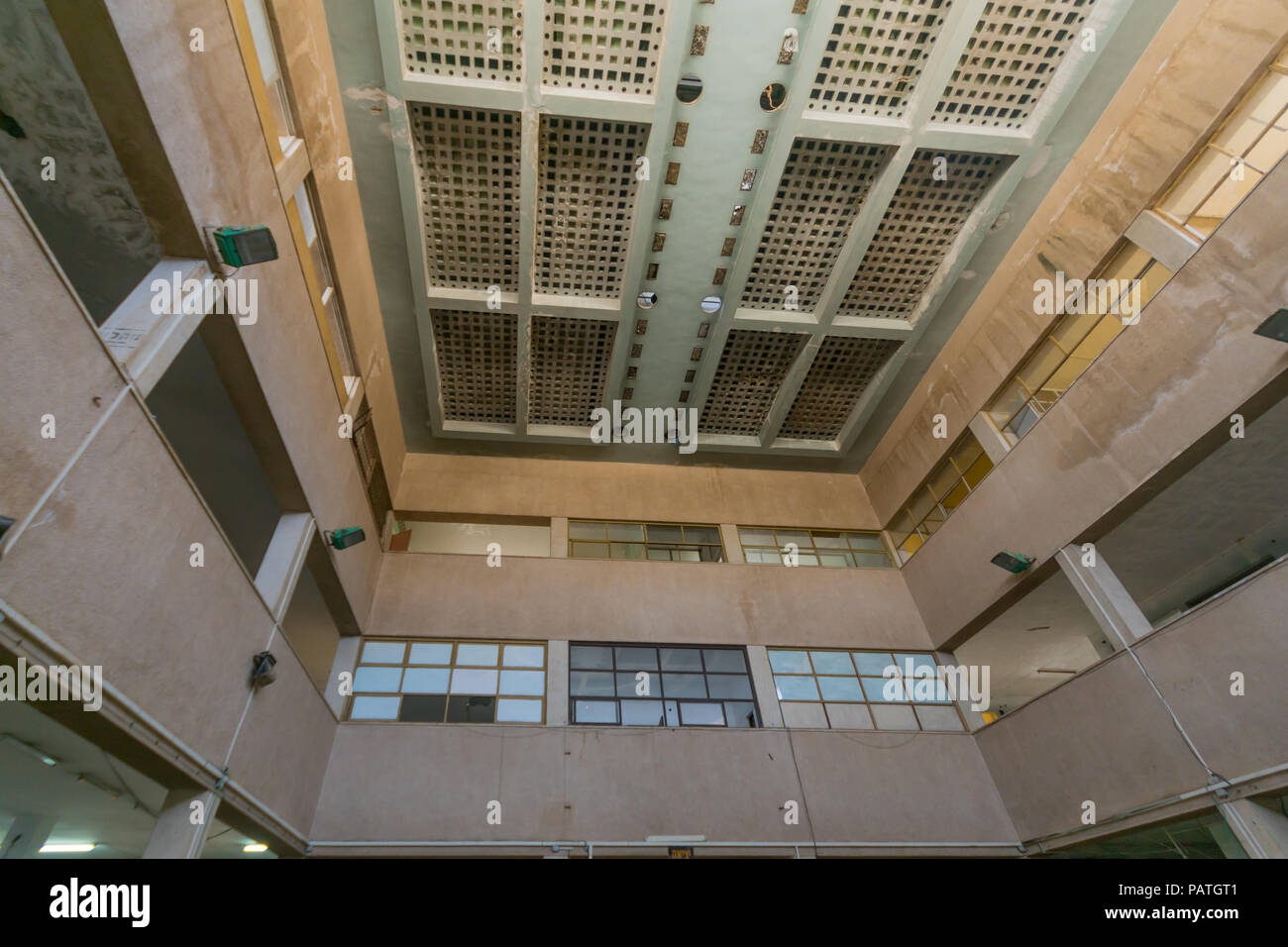 Haïfa, Israël - 20 juillet 2018 : vue de l'intérieur de l'édifice du marché Talpiot historique, construit dans le style Bauhaus (international), dans Hadar HaCarmel neighb Banque D'Images