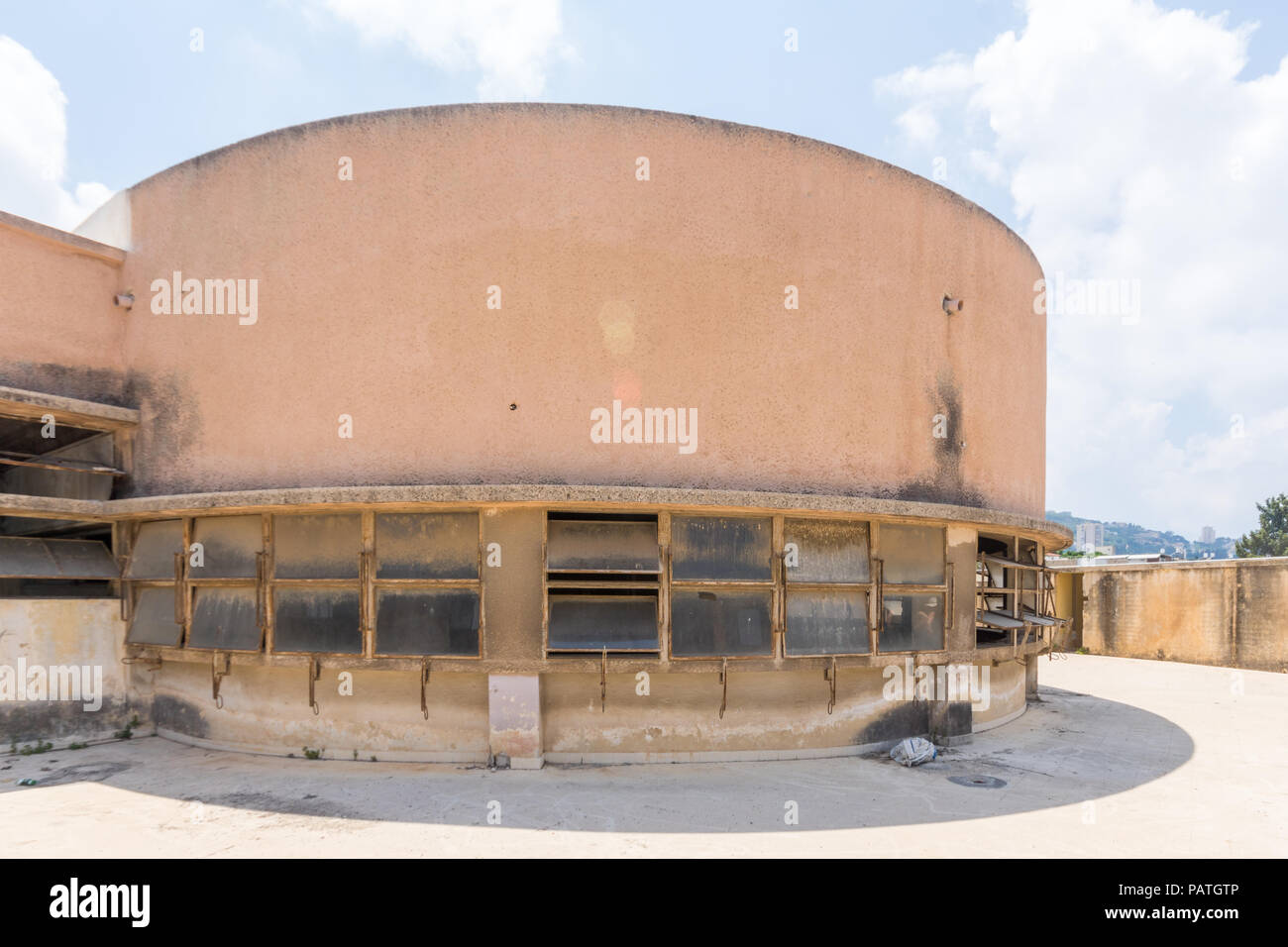 Haïfa, Israël - 20 juillet 2018 : partie supérieure de l'édifice du marché Talpiot historique, construit dans le style Bauhaus (international), dans Hadar HaCarmel voisin Banque D'Images