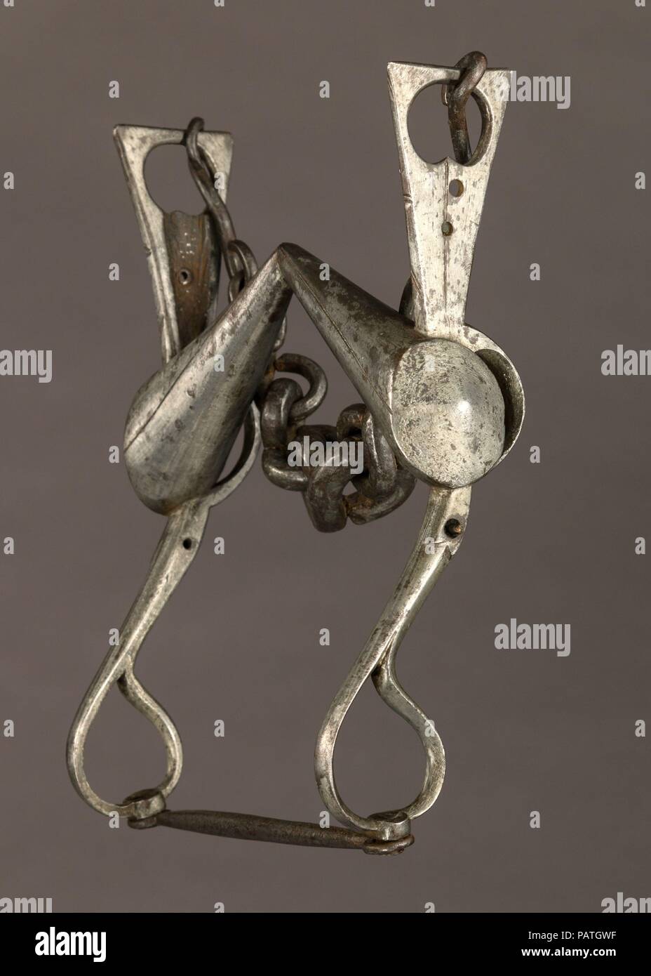 Freiner peu. Culture : peut-être en français. Dimensions : H. 10 in. (25,4 cm) ; O. 6 3/4 in. (17,1 cm) ; WT. 2 lb. 10.1 oz. (1193.5 g). Date : le 18e siècle. Ce disque peu, avec son embout buccal composé de non-articulés trompette canons, a été utilisé pour le transport des chevaux. Dans la  <i > </i > L'Encyclopédie de Diderot et D'Alembert, dans la section sur les  <i >Eperonniers </i > (stimuler les décideurs, publié en 1752), ce type de bit est appelé un 'tire-bouchon peu' ( <i >mors à tire-bouchon </i >), parce que son rappel shanks le manche d'un 18e siècle tire-bouchon. Musée : Metropolitan Museum of Art, New York, USA. Banque D'Images