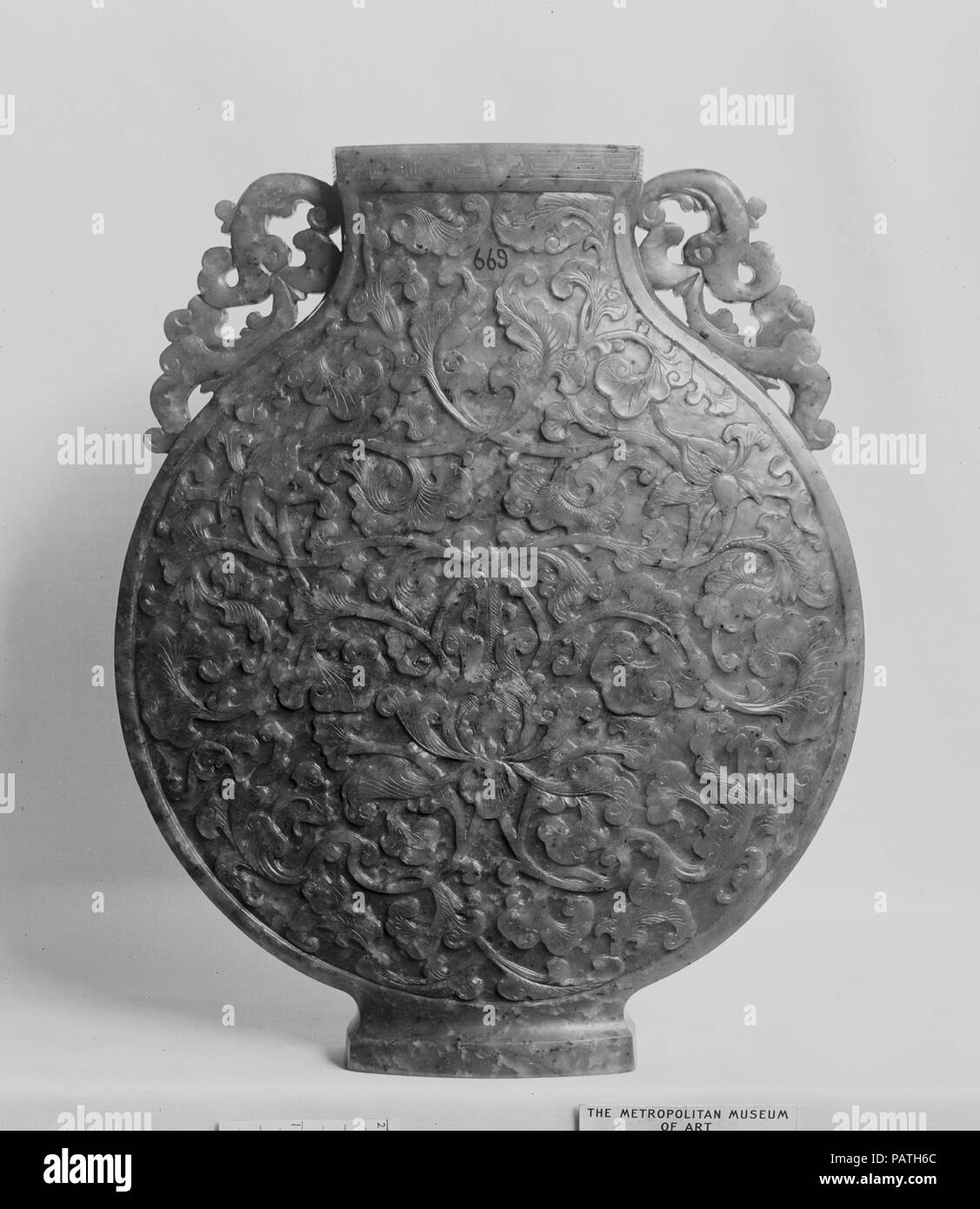Bouteille de pèlerin. Culture : la Chine. Dimensions : H. 10 7/8 in. (27,7 cm) ; W. 9 13/16 in. (24,9 cm) ; D. 2 1/2 in. (6,4 cm). Musée : Metropolitan Museum of Art, New York, USA. Banque D'Images