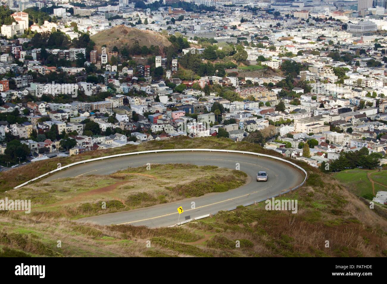 Belle vue aérienne de la San Francisco Twin Peaks donnant sur la ville pittoresque de la skyline avec de nombreux bâtiments et monuments de l'arrière-plan Banque D'Images