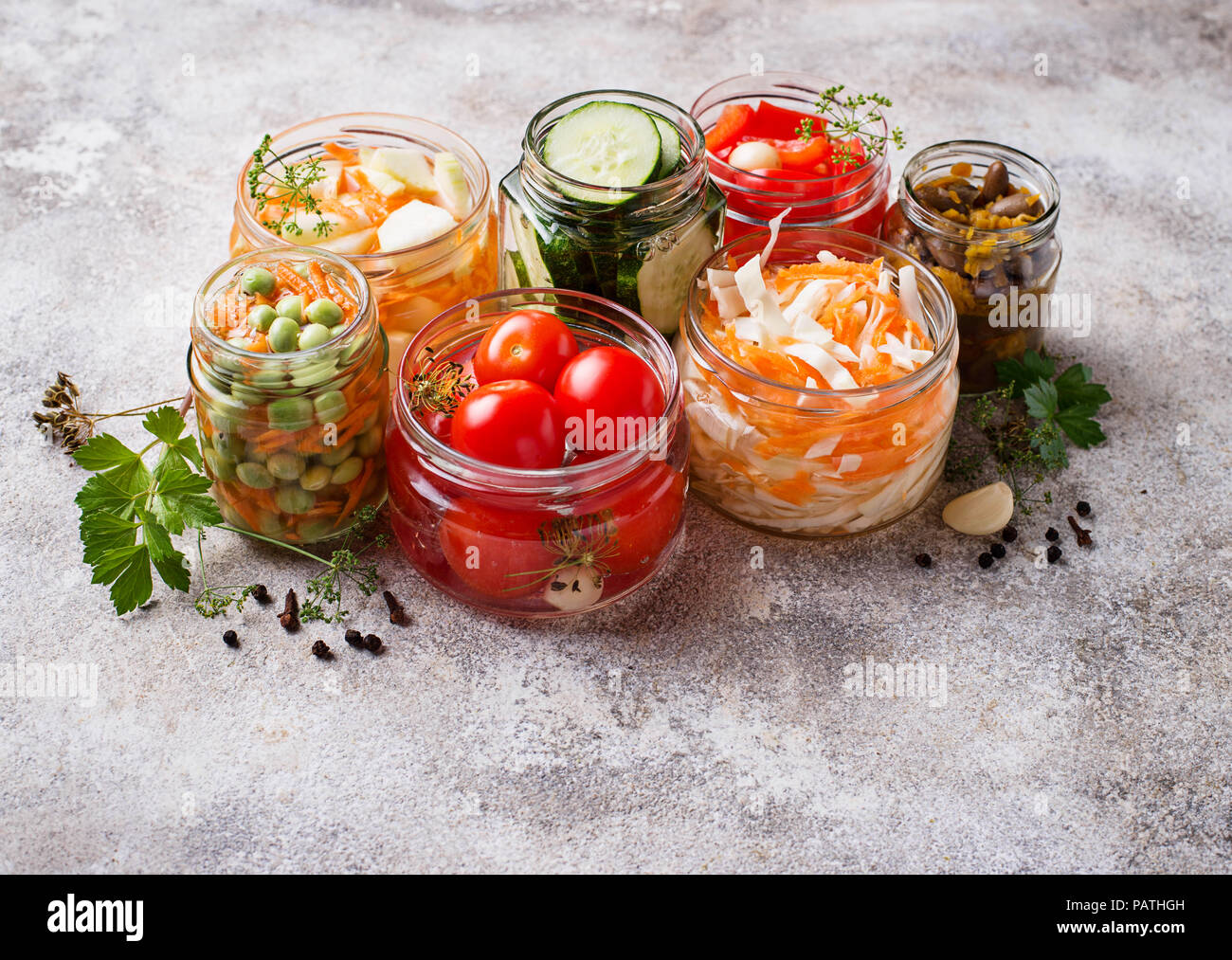 Les aliments fermentés. Conserves de légumes en bocaux Banque D'Images