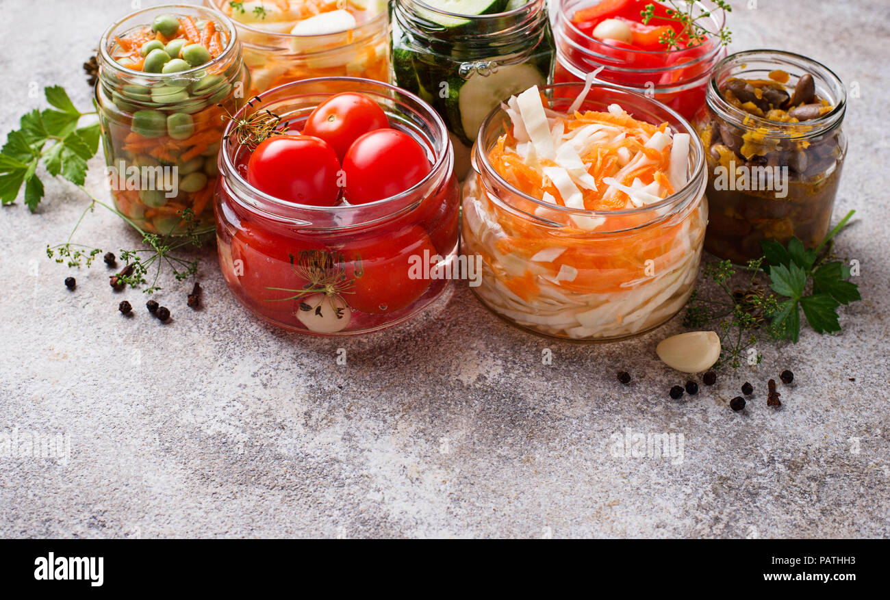 Les aliments fermentés. Conserves de légumes en bocaux Banque D'Images