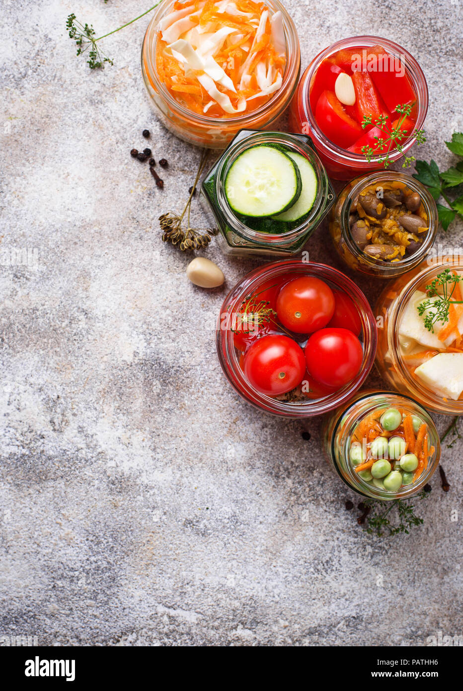 Les aliments fermentés. Conserves de légumes en bocaux Banque D'Images