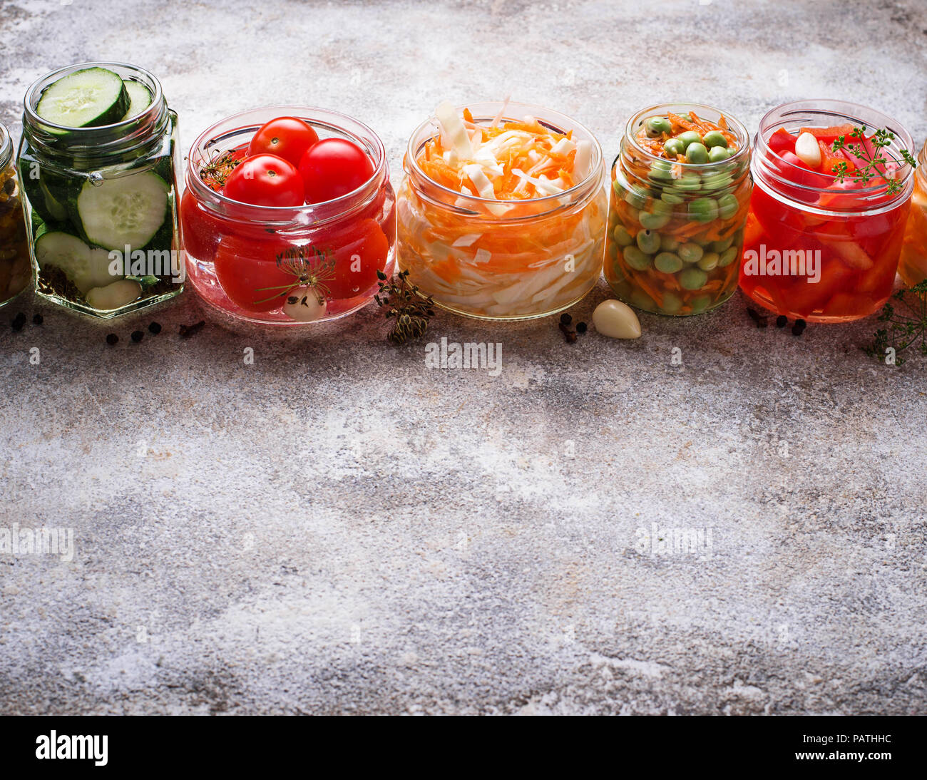 Les aliments fermentés. Conserves de légumes en bocaux Banque D'Images