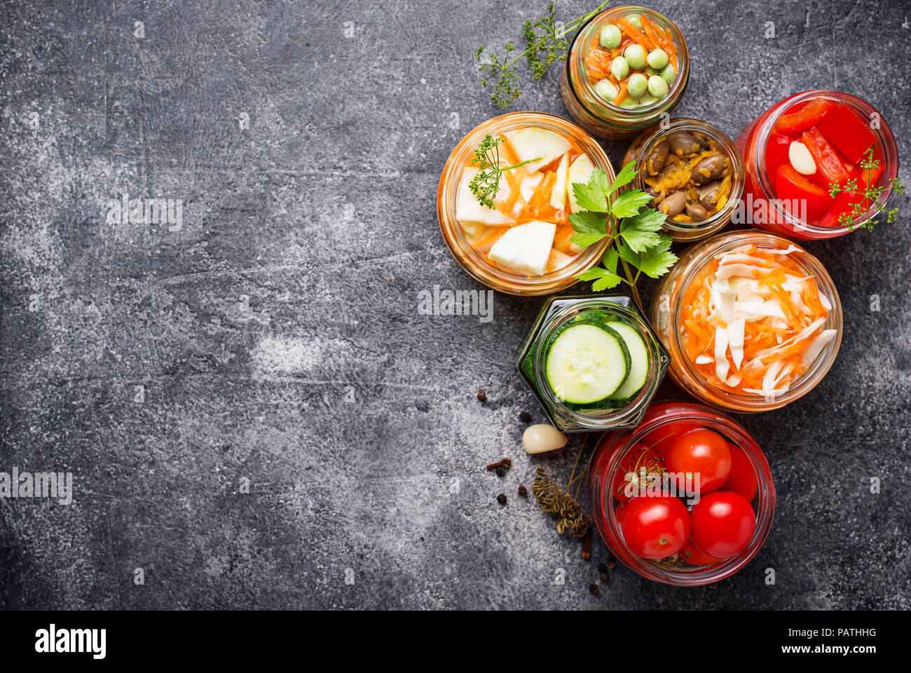 Les aliments fermentés. Conserves de légumes en bocaux Banque D'Images