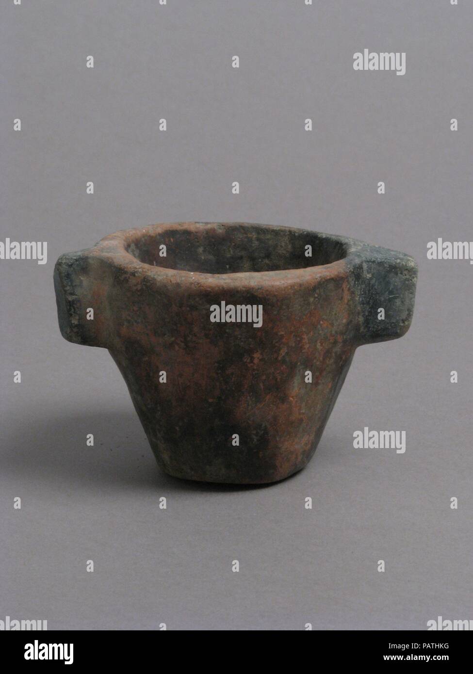 Navire. Culture : le copte. Dimensions : hors tout : 2 5/8 x 4 x 3 1/8 in. (6,6 x 10,2 x 8 cm). Date : 4ème-7ème siècle. Musée : Metropolitan Museum of Art, New York, USA. Banque D'Images