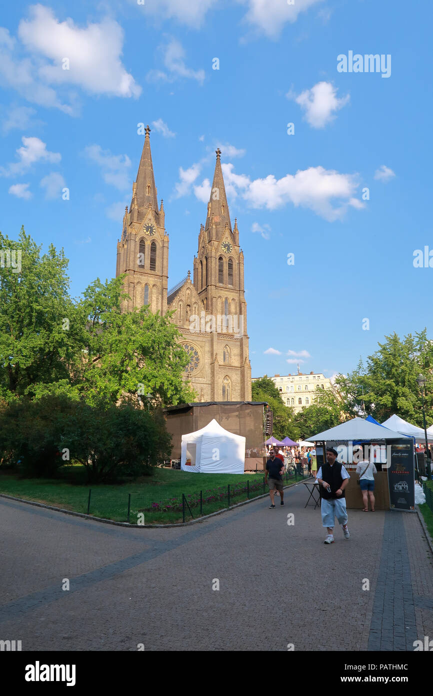 L'église de Saint Ludmila, une basilique néo-gothique avec 2 grands clochers et un portail de sculptures Banque D'Images