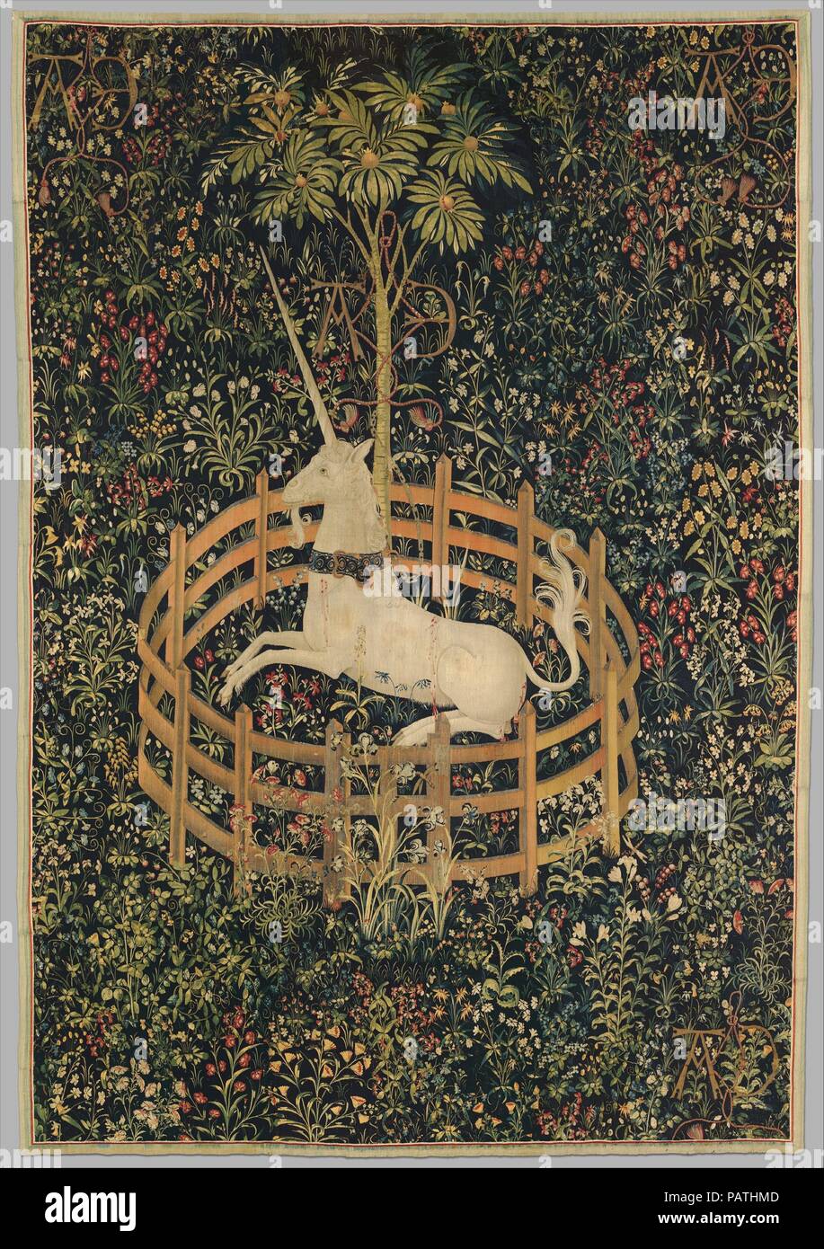 L'Unicorn en captivité (à partir de la Licorne tapisseries). Culture : au sud. Russisch Dimensions : hors tout : 144 7/8 x 99 in. (368 x 251,5 cm). Date : 1495-1505. Les sept pendaisons individuel connu comme 'La Licorne tapisseries,' sont parmi les plus belles et complexes des œuvres d'art de la fin du Moyen Âge que survivre. Luxueusement tissé en laine et soie avec de l'argent et doré, filets les tapisseries représentent des scènes clairement associés à la recherche de l'insaisissable, magical UNICORN. 'La Licorne en captivité" peut avoir été créé comme une seule image au lieu d'une partie d'une série. À cet inst Banque D'Images