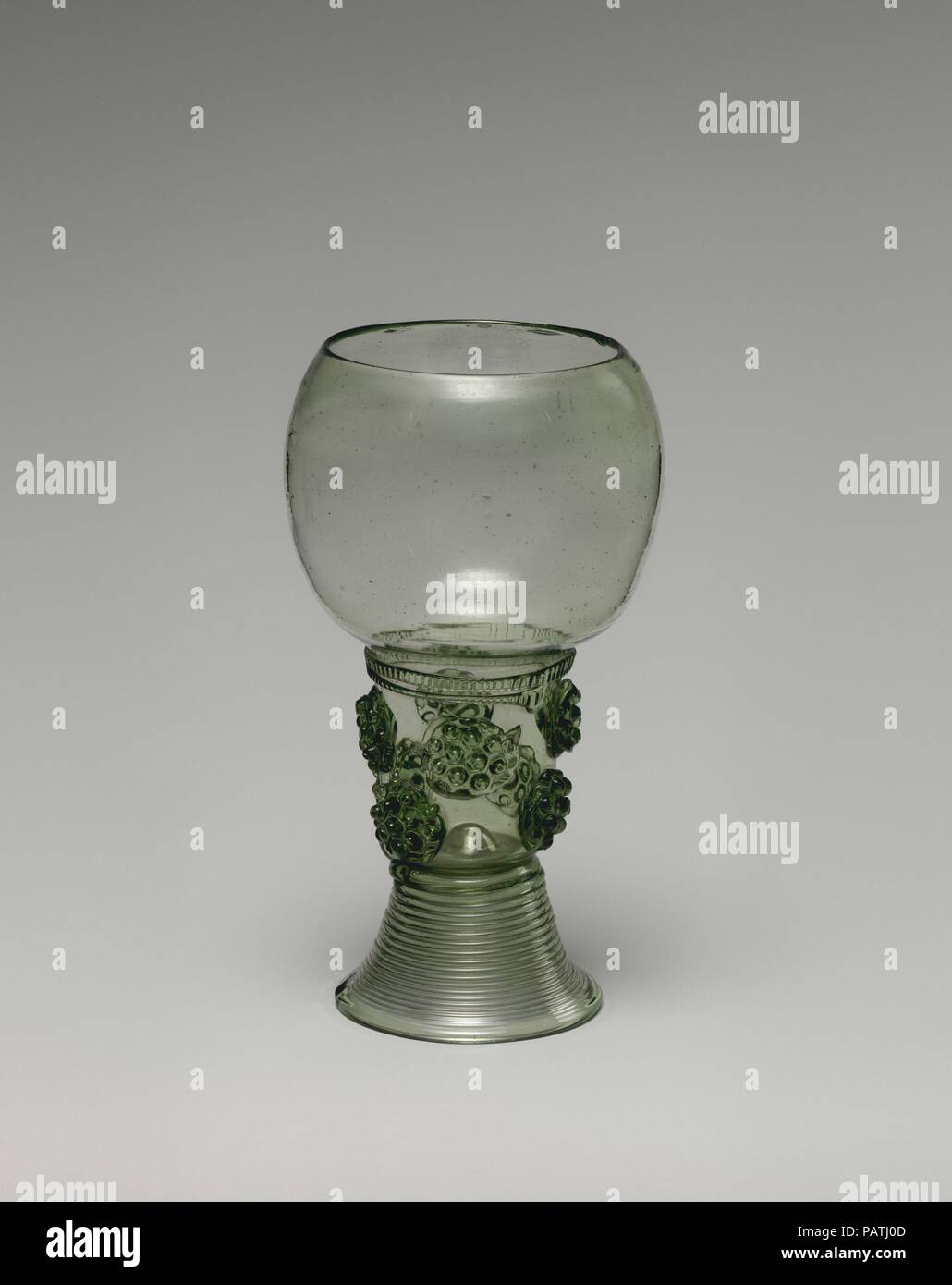 Roemer. Culture : le néerlandais. Dimensions : hors tout (confirmé) : 4 3/4 × 2 × 9/16 2 9/16 in. (12,1 × 6,6 × 6,6 cm). Date : probablement fin du 17e-début du 18e siècle. Cette roemer est un morceau très attrayante complète deux exemples remarquables de la dix-septième siècle néerlandais roemers (04,24 et 27,185.236) de massifs et de l'artisanat de haut niveau. C'est un morceau de comparative et la taille plus terre fabrication plus approprié de l'usage quotidien. Vu aux côtés d'un gobelet connexes dans la collection du Musée (27,185.213), ceci fournit une gamme complète de graduations d'échelle typique de ce type de récipient à boire. Banque D'Images Roemer. Culture : le néerlandais. Dimensions : hors tout (confirmé) : 4 3/4 × 2 × 9/16 2 9/16 in. (12,1 × 6,6 × 6,6 cm). Date : probablement fin du 17e-début du 18e siècle. Cette roemer est un morceau très attrayante complète deux exemples remarquables de la dix-septième siècle néerlandais roemers (04,24 et 27,185.236) de massifs et de l'artisanat de haut niveau. C'est un morceau de comparative et la taille plus terre fabrication plus approprié de l'usage quotidien. Vu aux côtés d'un gobelet connexes dans la collection du Musée (27,185.213), ceci fournit une gamme complète de graduations d'échelle typique de ce type de récipient à boire. Banque D'Images