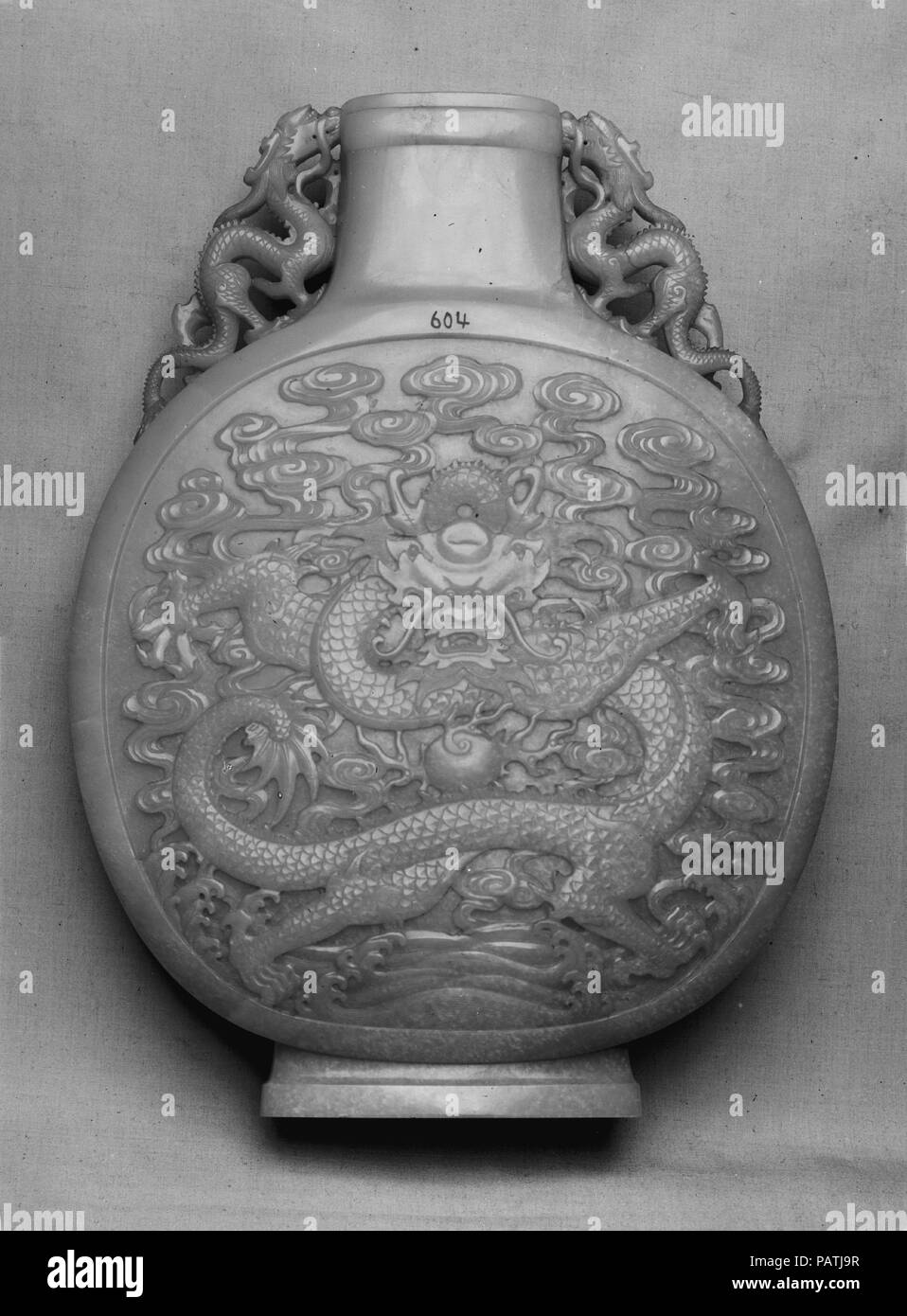 Vase de la forme d'un pèlerin fiole. Culture : la Chine. Dimensions : H. 10 13/16 in. (27,4 cm) ; W. 8 1/16 in. (20,5 cm) ; D. 2 3/8 in. (6 cm). Date : le 18e siècle. Musée : Metropolitan Museum of Art, New York, USA. Banque D'Images