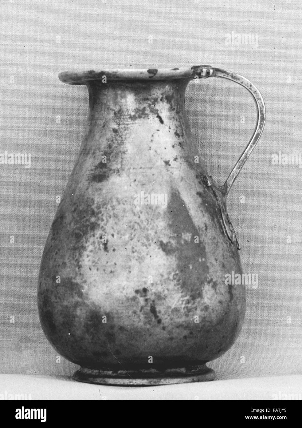 Verseuse en argent. Culture : le grec, l'italien. Dimensions : H. : 4 1/2 in. (11,4 cm). Date : fin 4ème siècle avant J.-C.. En 1895, la tombe d'un guerrier gaulois a été excavée dans une nécropole à Montefortino, à une trentaine de kilomètres à l'ouest d'Ancône en Italie centrale. Le cimetière est celui de gaulois qui au quatrième siècle avant J.-C. a commencé à envahir l'Italie centrale et d'organiser des raids loin au sud, les Pouilles. La tombe contenait des armes en fer, en bronze et en terre cuite et des navires, et aussi une bague en or et argent cinq navires qui doit avoir été portée en tant que butin provenant d'une autre partie de l'Italie. L'amasse inclut une cruche d'argent (08,258.51), Banque D'Images