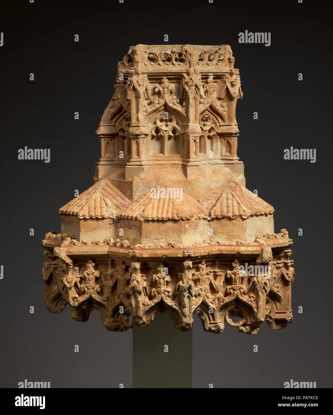La canopée. Culture : le portugais. Dimensions : 20 × 19 × 1/2 7/8 13 3/4 in., 120 lb. (53 × 49,5 × 34,9 cm, 54,4 kg). Date : ca. 1402-26. Cet auvent architectural vient de le monastère dominicain de Santa Maria da Vitória, Batalha, un monument de l'architecture gothique portugaise. Commémorant un rôle 1385 bataille contre ses voisins de Castille, cette fondation royale a servi comme le panthéon des rois portugais. La verrière décoré l'église du monastère de son magnifique portail ouest, où il a surmonté le jambage statue de l'apôtre. Au cours de la fin du xixe siècle, des restaurateurs ont remplacé les grands Banque D'Images