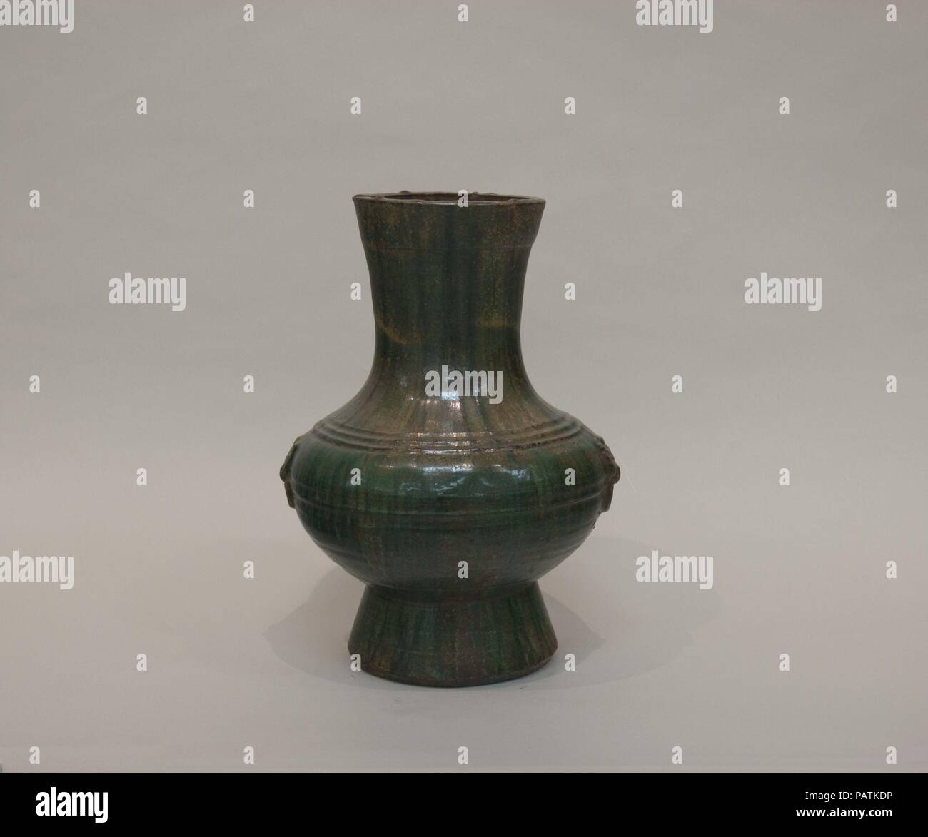 Vase. Culture : la Chine. Dimensions : H. 15 3/4 in. (40 cm) ; W. 9 in. (22,9 cm) ; Diam. de rim : 6 1/4 in. (15,9 cm) ; Diam. de pied : 6 3/4 in. (17,1 cm). Musée : Metropolitan Museum of Art, New York, USA. Banque D'Images