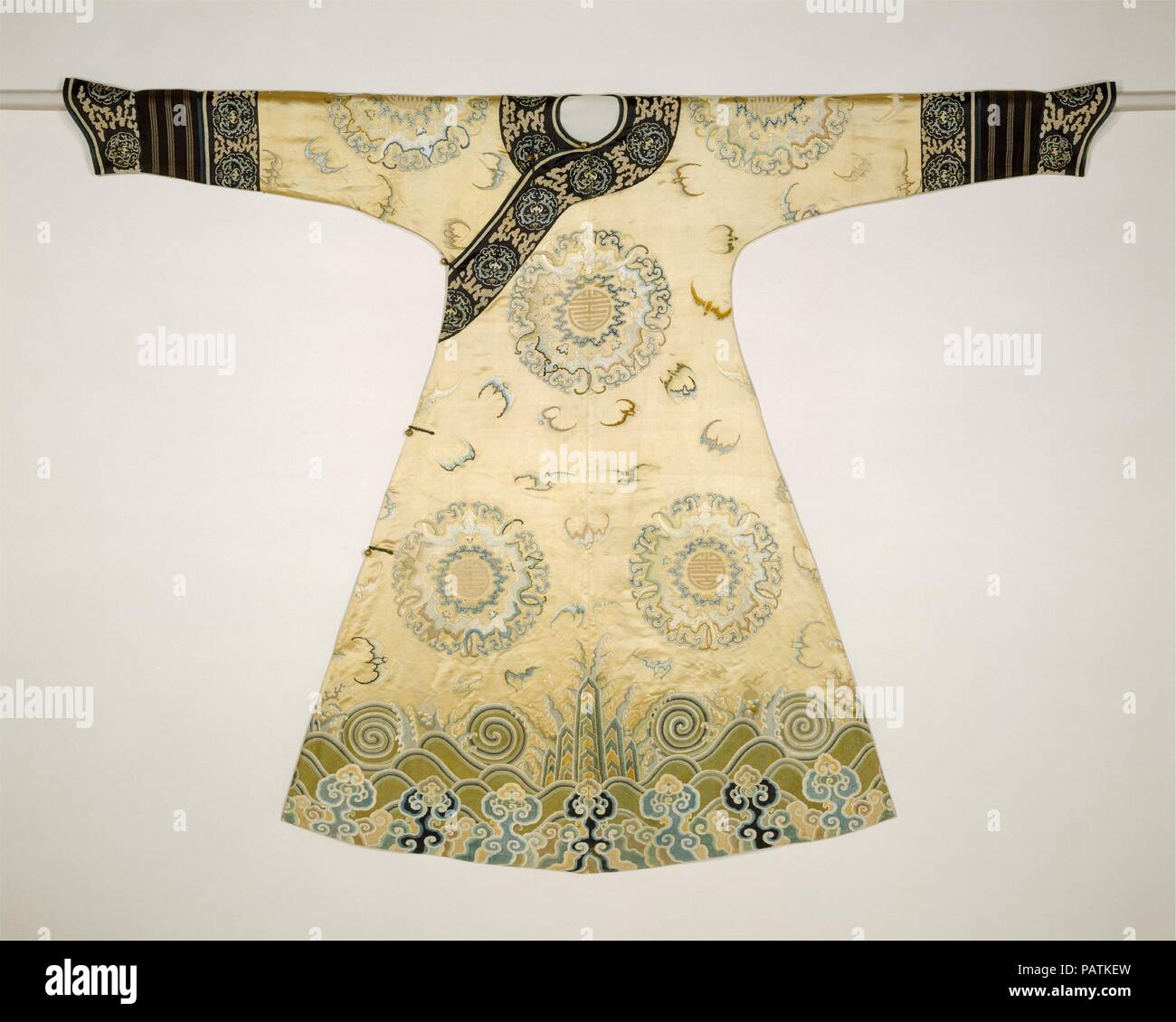 Robe de cérémonie femme (le médaillon) bat Robe. Culture : la Chine. Dimensions : 54 x 75 in. (137,2 x 190,5 cm). Date : première moitié du 18e siècle. Musée : Metropolitan Museum of Art, New York, USA. Banque D'Images