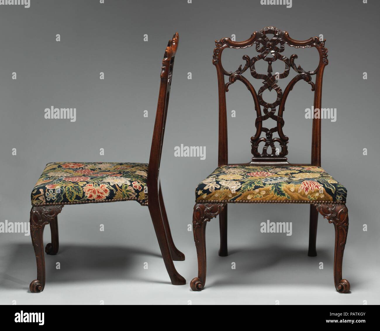 Paire de fauteuils. Culture : British. Designer : Après un design par Thomas Chippendale (britannique, baptisé Otley, West Yorkshire 1718-1779 Londres). Dimensions : hors tout (chaque) : 39 × 23 × 19 1/2 à 1/2. (100,3 × 58,4 × 49,5 cm). Date : ca. 1755-60. La conception est basée sur un des nombreux fauteuils de ribband '' dans la première édition de Thomas Chippendale influents du patternbook le Monsieur le Directeur et Cabinet-Maker (1754). Musée : Metropolitan Museum of Art, New York, USA. Banque D'Images