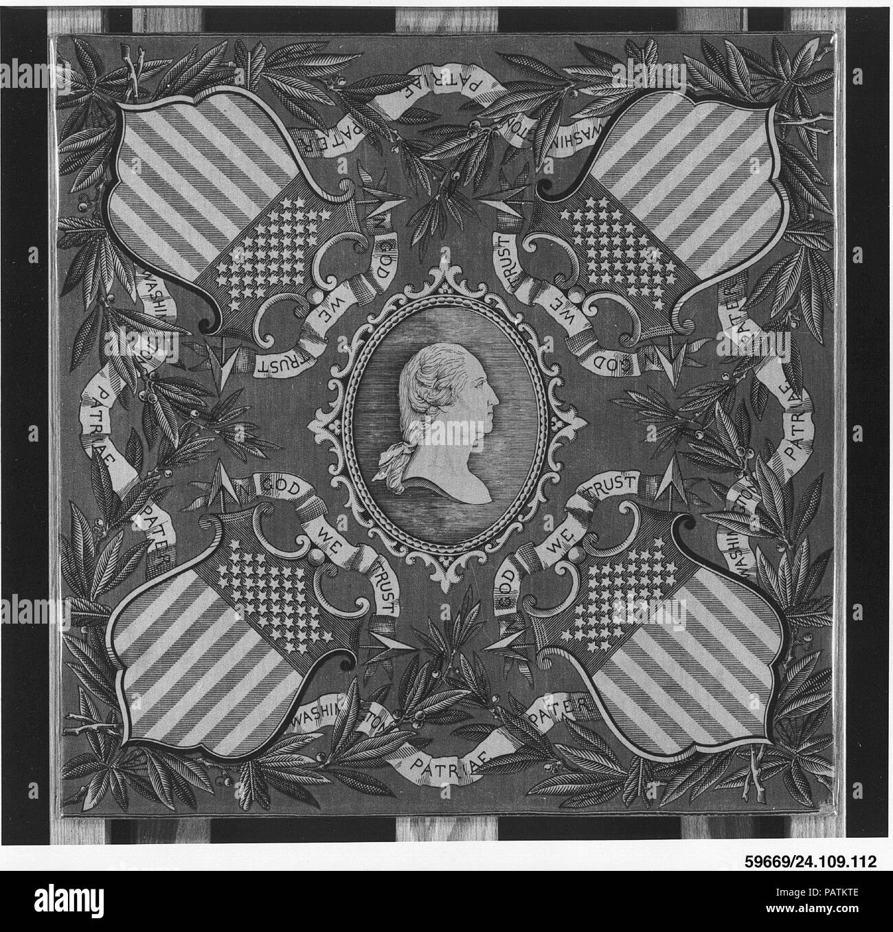 Le mouchoir de l'événement. Culture : peut-être britanniques. Dimensions : L. 23 1/2 x 24 1/2 pouces 59,7 W. x 62,2 cm. Date : début du 19ème siècle. La conception sur ce mouchoir est basé sur une médaille avec buste de Washington sur l'avers par Simon Benjamin Duvivier (1730-1819). Des exemples de cette médaille de la collection du Musée sont 83.2.10-.12, 83.2.20, 07,251 et 07,251.105,.34. Musée : Metropolitan Museum of Art, New York, USA. Banque D'Images