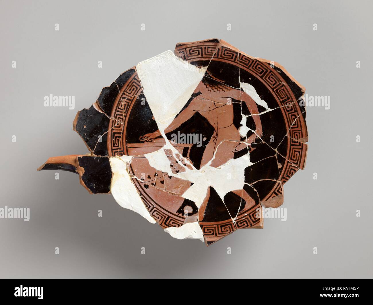 Kylix Fragments. Culture : le grec, le grenier. Dimensions : - conteneur : 11 × 8 fragmentaires en 1/2. (27,9 × 21,6 cm). Date : ca. 490-480 av. J.-C.. Musée : Metropolitan Museum of Art, New York, USA. Banque D'Images