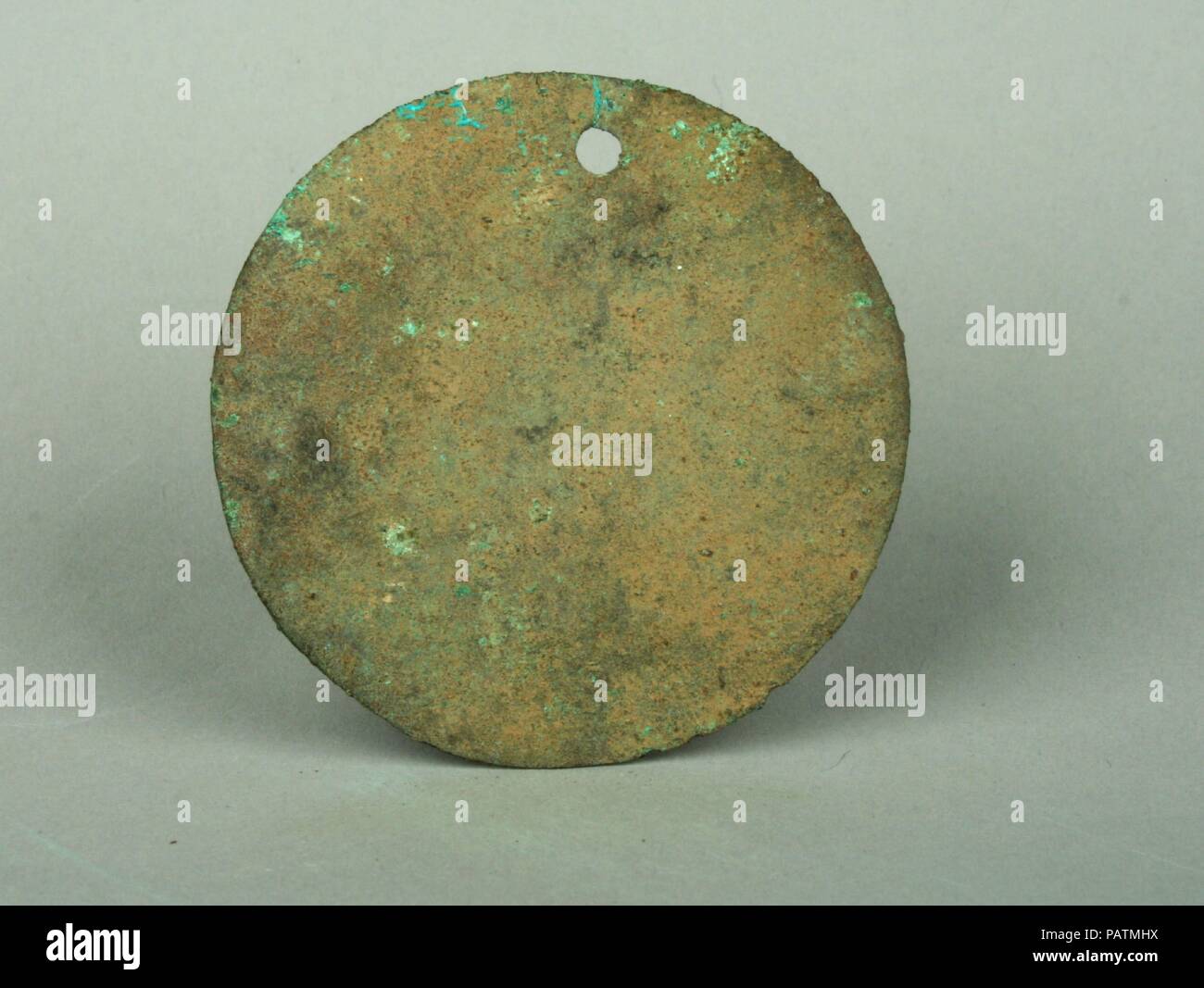 Plaque ronde. Culture : Vicús. Dimensions : Diamètre 1-15/16 in. (4,9 cm). Date : 3ème siècle B.C.-A.D. 2e siècle. Musée : Metropolitan Museum of Art, New York, USA. Banque D'Images