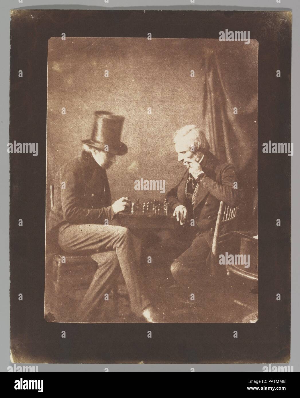 Les joueurs d'échecs. Artiste : susceptibles par Antoine-François-Jean Claudet (français, actif en Grande-Bretagne, 1797-1867) ; éventuellement par Nicolaas Henneman (Néerlandais, Heemskerk 1813-1898 Londres). Fiche Technique : Dimensions : 9 5/8 × 7 11/16 in. (24,5 × 19,6 cm) Image : 7 × 5 13/16 13/16 in. (19,8 × 14,7 cm). Date : ca. 1845. Claudet exploité l'un des premiers studios de photographie commerciale à Londres. En 1841, il annonçait la variété de poses les gens pourraient assumer avant son objectif : "soit engagé au plateau, cartes, échecs, ou dans une conversation." dans cette charmante photo, Claudet lui-même joue un jeu d'échecs. Il est assis en face Banque D'Images