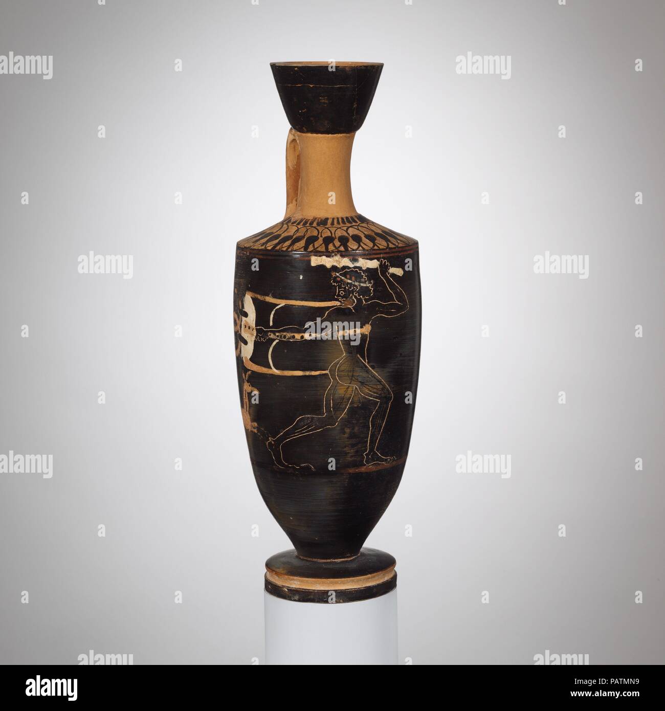 Lekythos en terre cuite (ballon d'huile). Culture : le grec, le grenier. Dimensions : H. 8 3/4 in. (22,2 cm). Date : ca. 500 avant J.-C.. Héraclès avec le trépied de Delphes l'objet d'Héraclès et le trépied qu'il a volé dans le temple d'Apollon à Delphes est particulièrement populaire à la fin du sixième siècle avant J.-C. Même lorsque le héros est représenté sans son adversaire, le sujet était évidente. Musée : Metropolitan Museum of Art, New York, USA. Banque D'Images