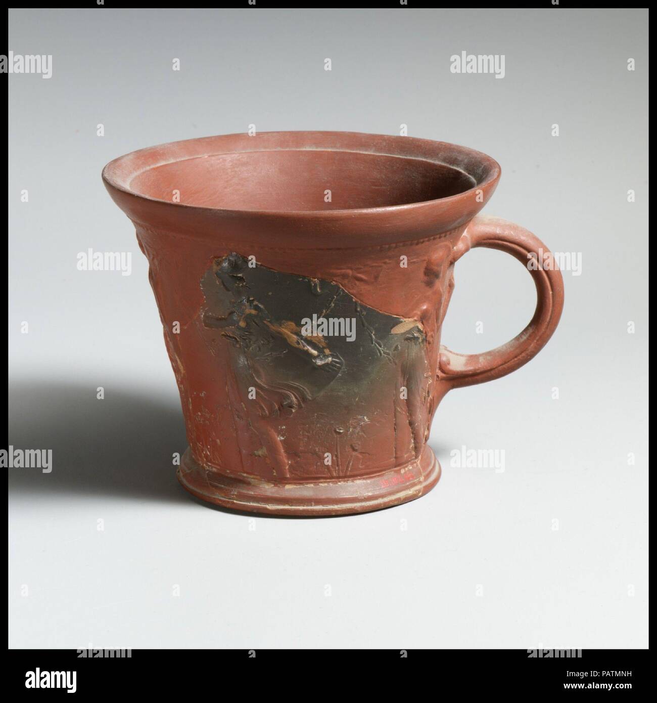 Coupe en terre cuite. Culture : Roman. Dimensions : H. 3 11/16 in. (9,4 cm). Date : premier siècle avant J.-C. au 1er siècle de notre ère. Musée : Metropolitan Museum of Art, New York, USA. Banque D'Images