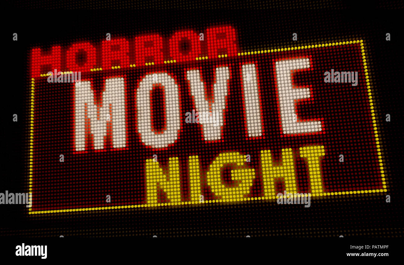 Horror movie night retro éclairé intro lettres sur grand écran néon avec de gros pixels. La lumière vive du texte sur l'affichage des ampoules. Événement de divertissement adve Banque D'Images