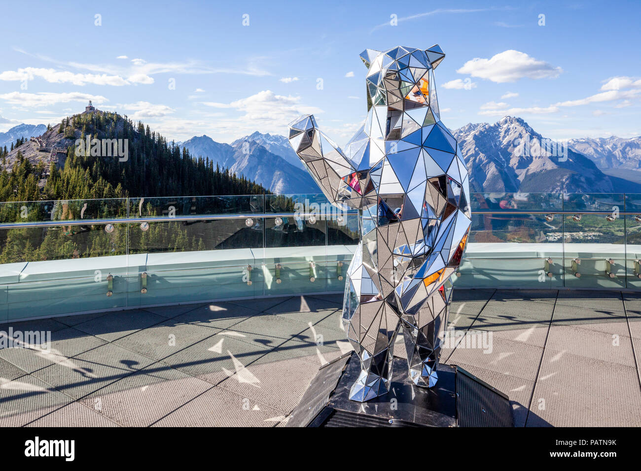 Le miroir bear statue au sommet du mont Sulphur dans les montagnes Rocheuses, Banff, Alberta, Canada Banque D'Images