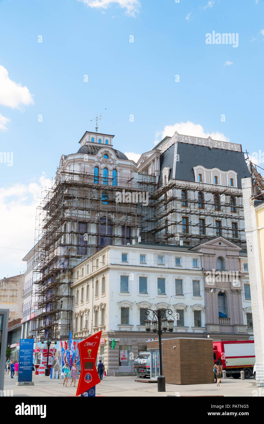 L'échafaudage sur la façade d'un bel immeuble de la rue Leningradskaya Banque D'Images