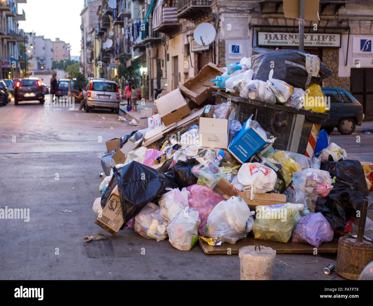 Déchets non ramassés sur le côté de la rue à Palerme, Sicile Photo Stock -  Alamy