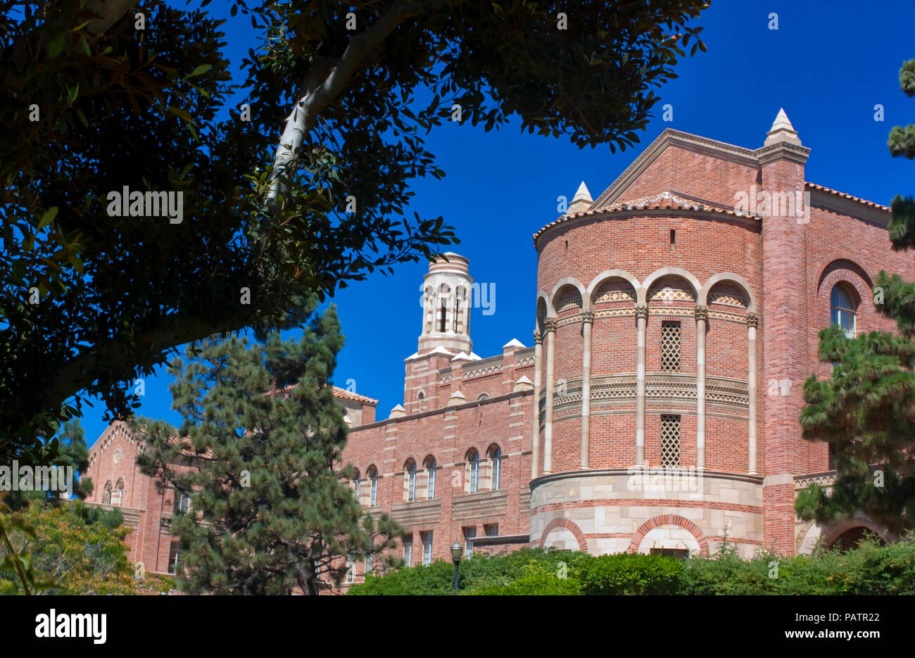 LOS ANGELES, CA - AUG 21,2010 - architecture romane unique de Royce Hall sur le campus de l'Université de Californie, Los Angeles. Banque D'Images