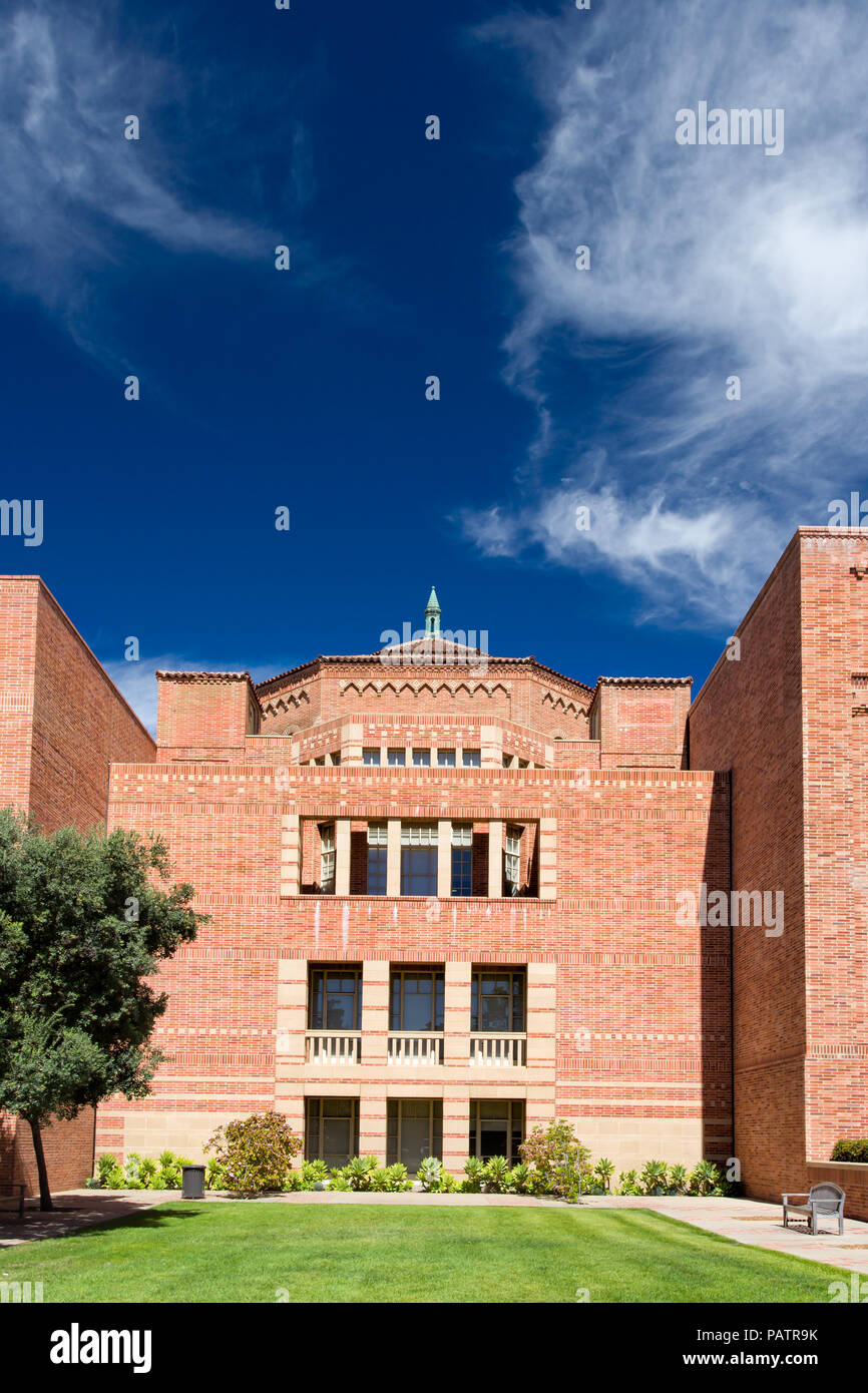 LOS ANGELES, CA/USA - 4 octobre, 2014 : Powell Bibliothèque sur le campus de l'UCLA. Banque D'Images