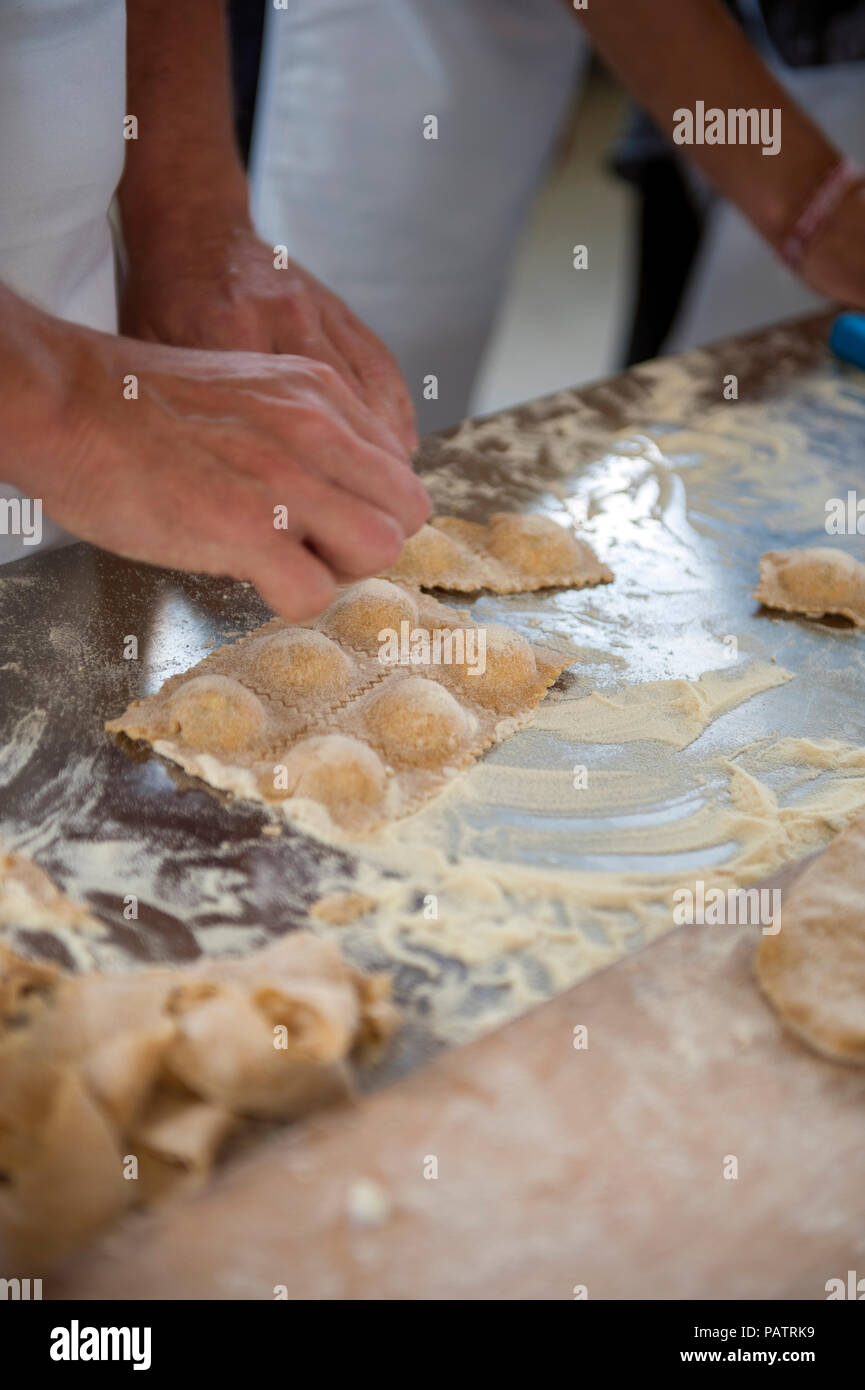 Faire de raviolis dans un cours de cuisine à Monaci delle Terre Nere, un hôtel d'agritourisme sur les pentes de l'Etna en Sicile. Banque D'Images