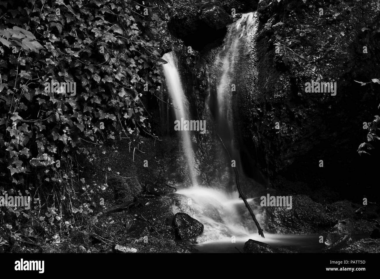 Cascade en noir et blanc Banque D'Images