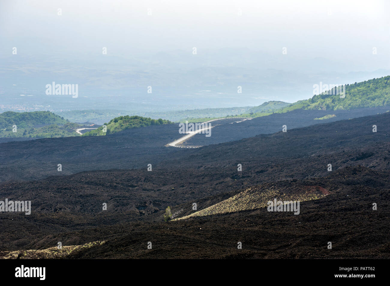 La vue depuis le Rifugio Sapienza, un arrêt sur l'ascension au sommet du mont Etna en Sicile. Banque D'Images