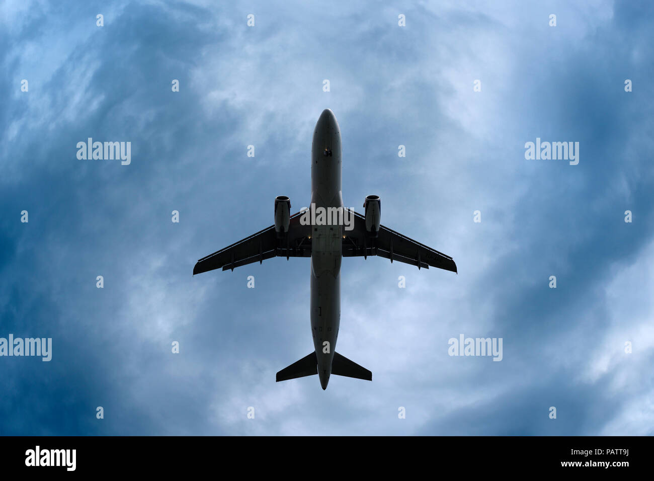 Avion dans un ciel d'orage, Low Angle, Royaume-Uni Banque D'Images