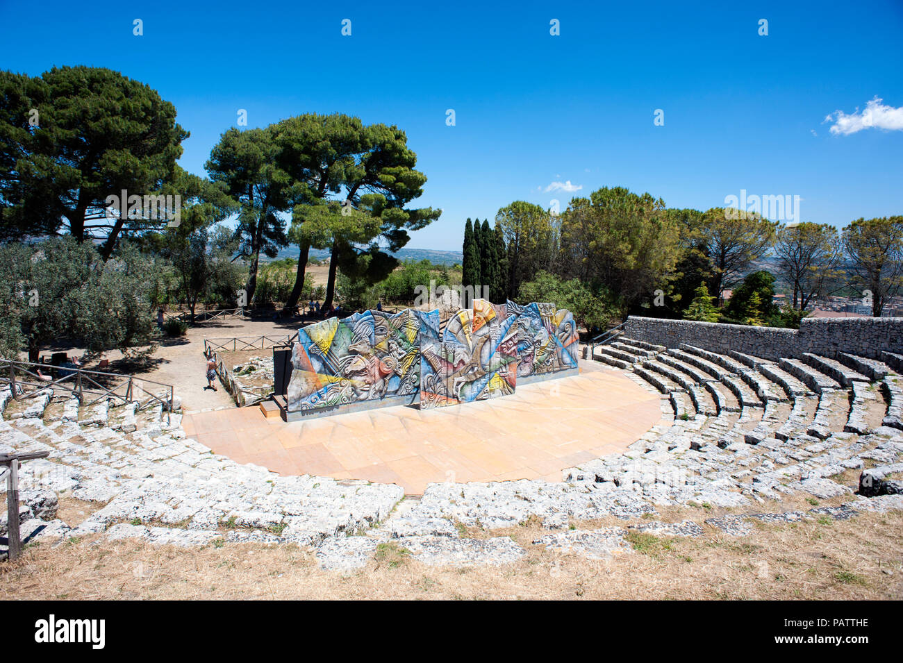 Le théâtre grec dans les ruines d'Akrai, un vaste site archéologique sur la colline à Palazzolo Acreide en Sicile. Banque D'Images