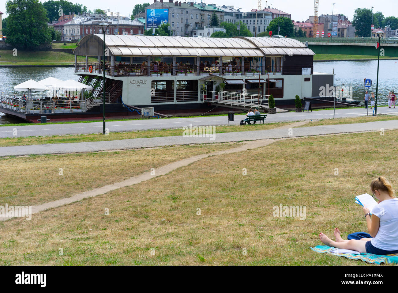 Grand restaurant flottant sur la rivière Vistule, Cracovie, Pologne, Europe. Banque D'Images