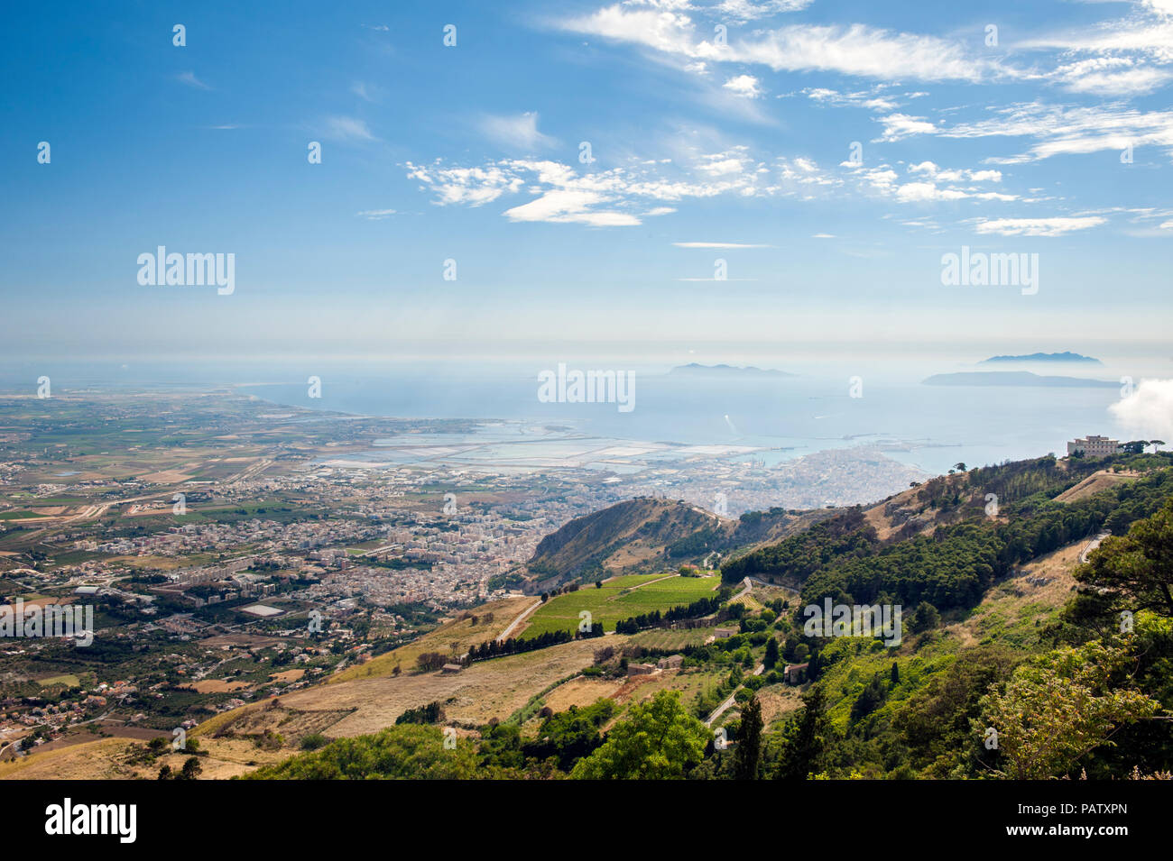 La vue sur l'ouest de la Sicile d'Erice, une ancienne ville de la colline à l'extérieur de Trapani. Banque D'Images