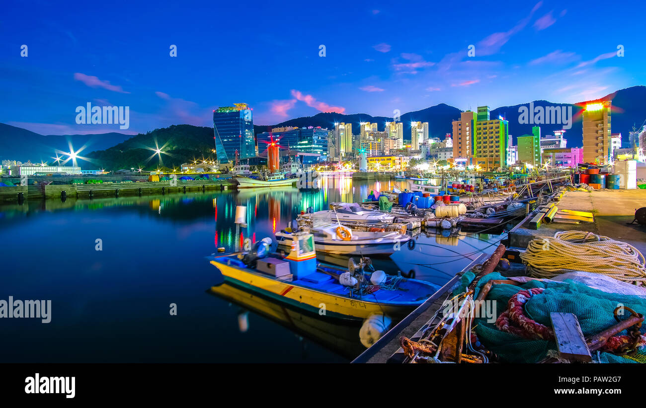 Belle vue sur port Okpo à nuit, la Corée du Sud. Banque D'Images