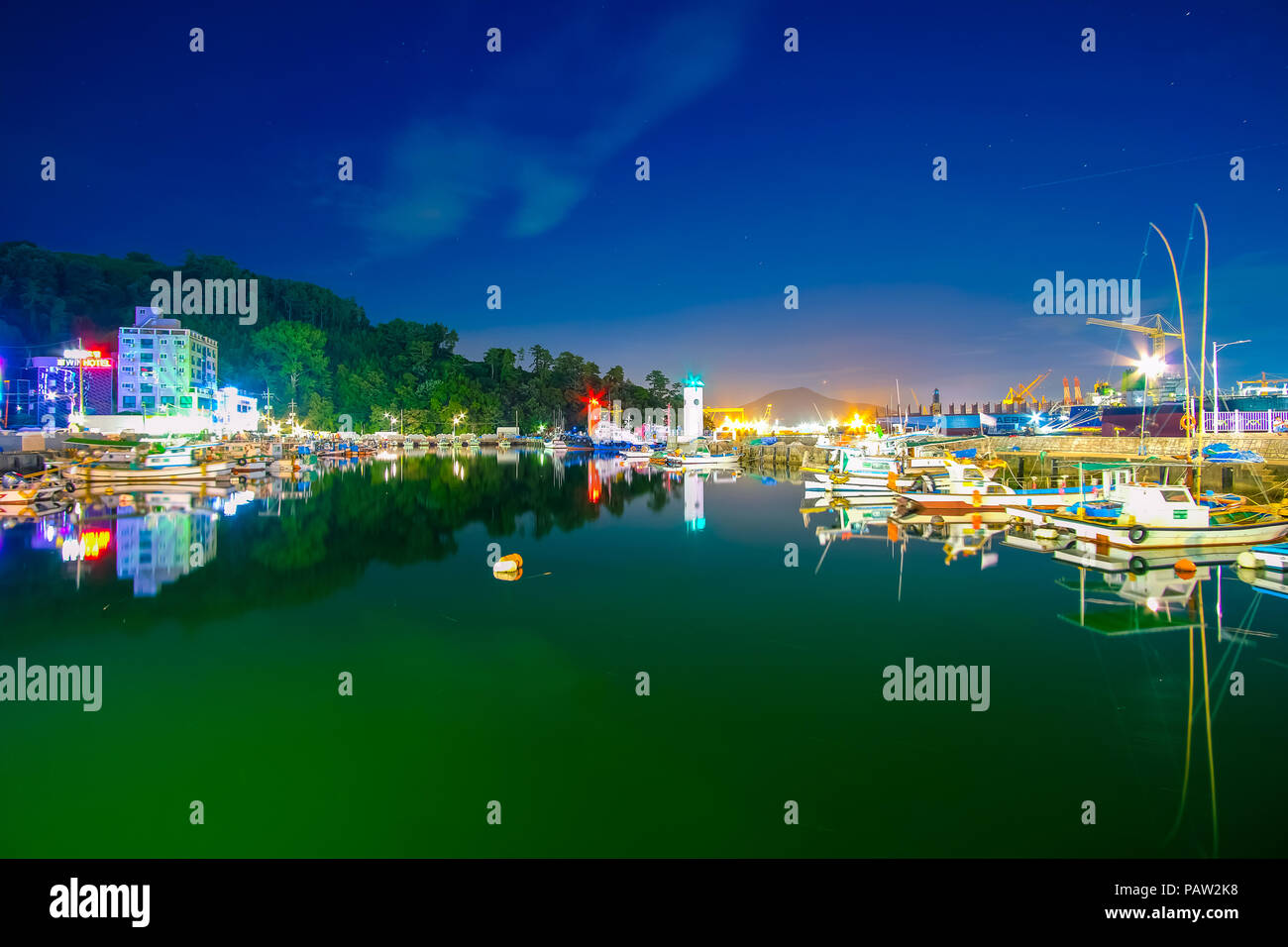 Belle vue sur port Okpo à nuit, la Corée du Sud. Banque D'Images