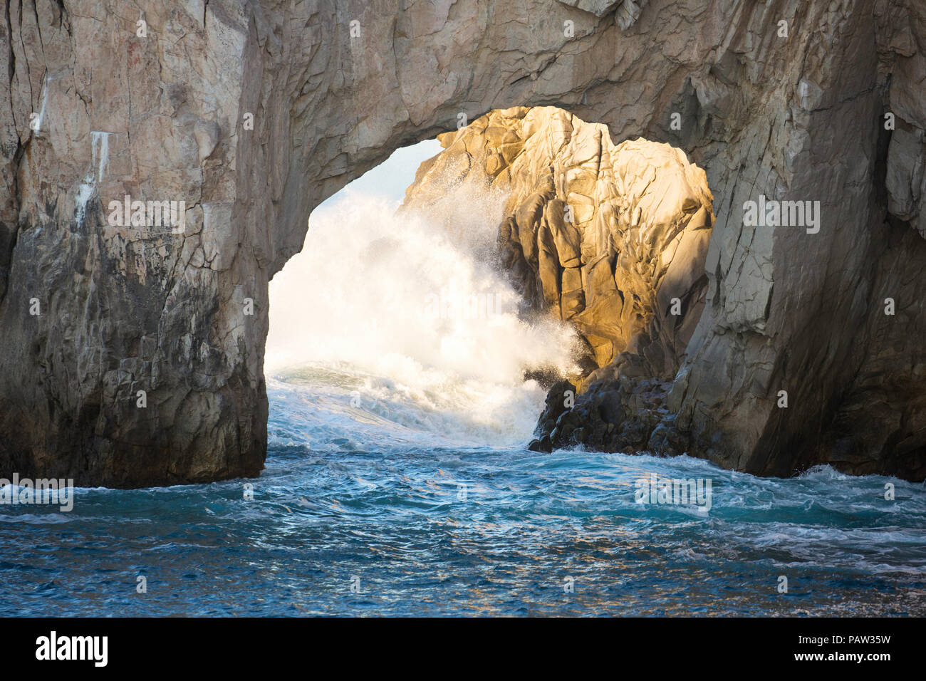 Vagues dans l'arche à Land's End, Cabo San Lucas, Baja California Sur, au Mexique. Banque D'Images