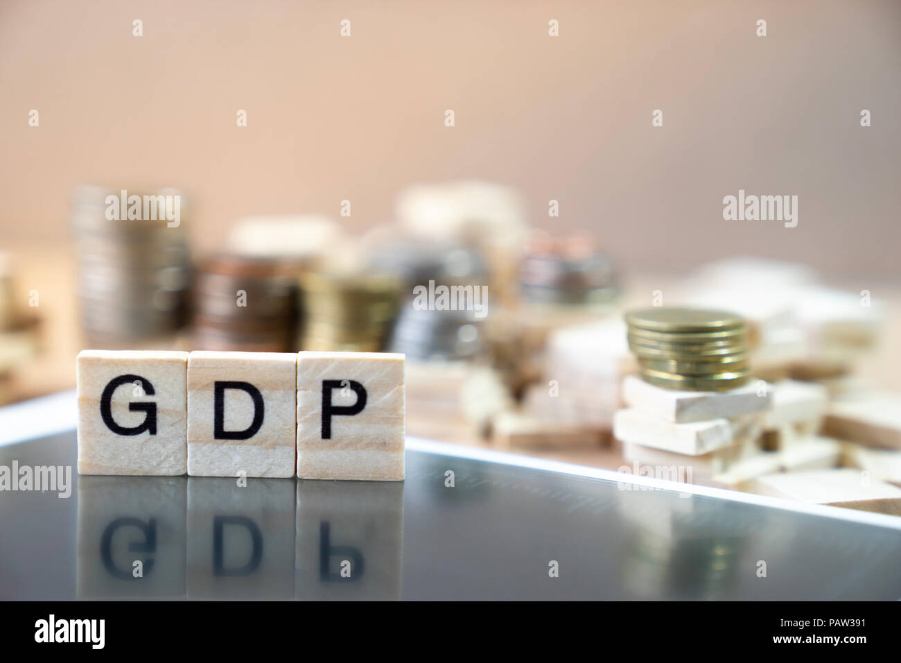 Pib mot écrit en cube de bois la réflexion sur l'argent noir mirrow avec pile comme graphique en arrière-plan Banque D'Images