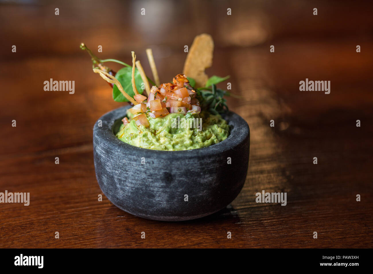 Bol de Guacamole avec salsa aux tomates nourriture Mexicaine Banque D'Images