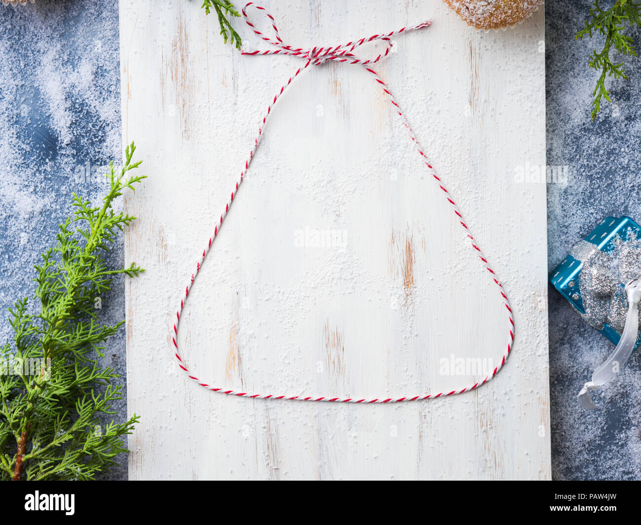 Mise à plat de Noël avec fond blanc sur châssis bell ficelle planche de bois. Banque D'Images