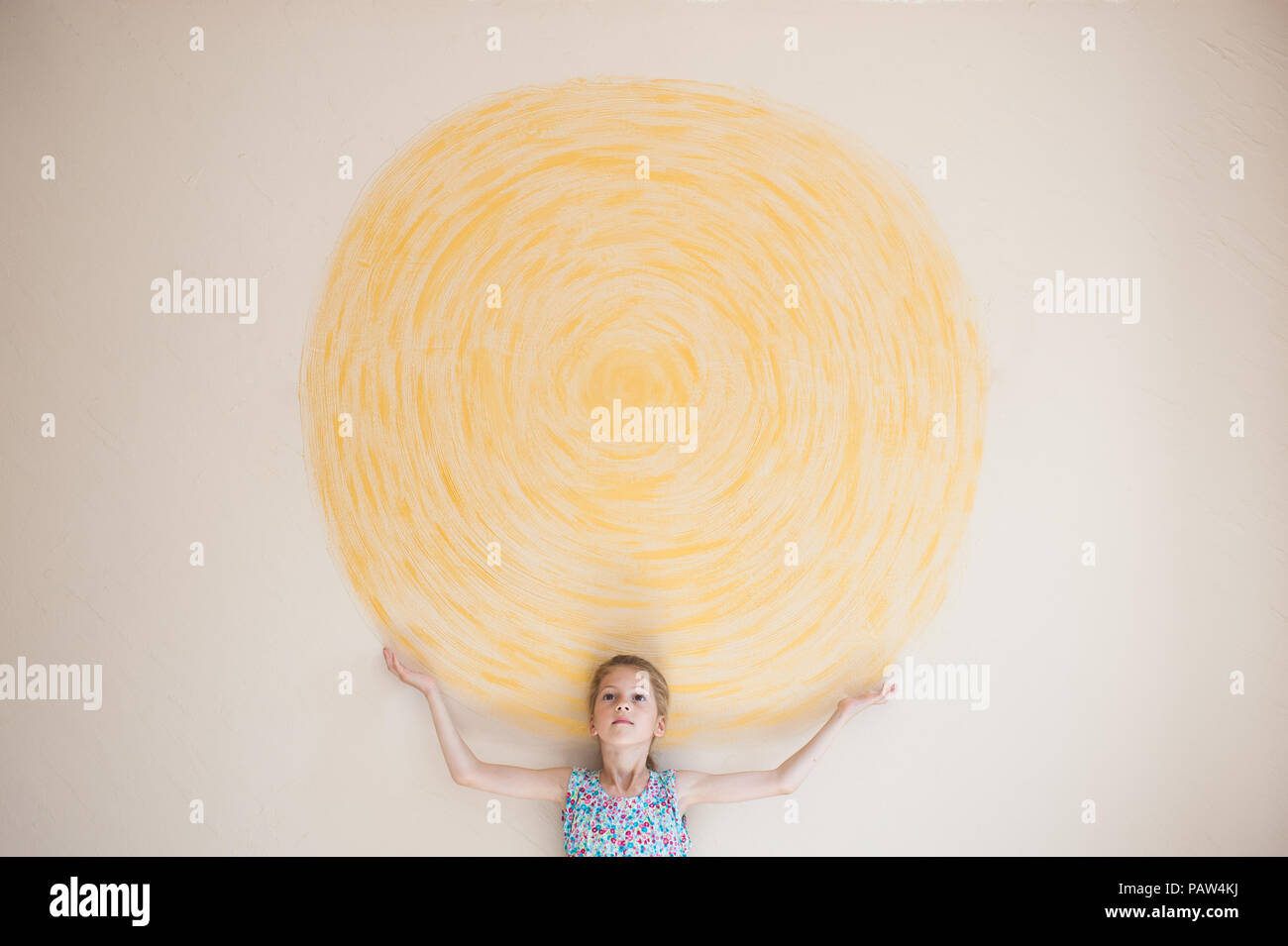 Concept de belles caucasian girl holding soleil peint sur mur jaune à l'intérieur Banque D'Images