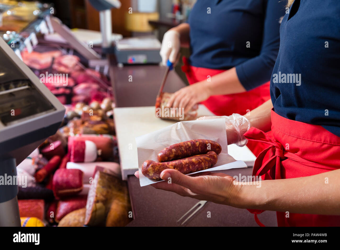 Les femmes en vente vente boucherie viande et charcuterie Banque D'Images