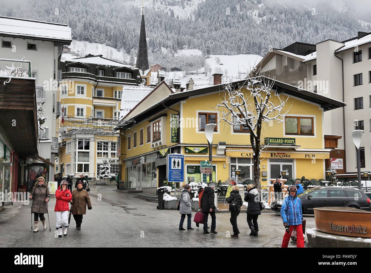 BAD Hofgastein, Autriche - mars 7, 2016 : Les gens visiter Bad Hofgastein en hiver. Il fait partie de l'Amade Ski, l'une des plus grandes régions de ski en Europe avec 760 Banque D'Images