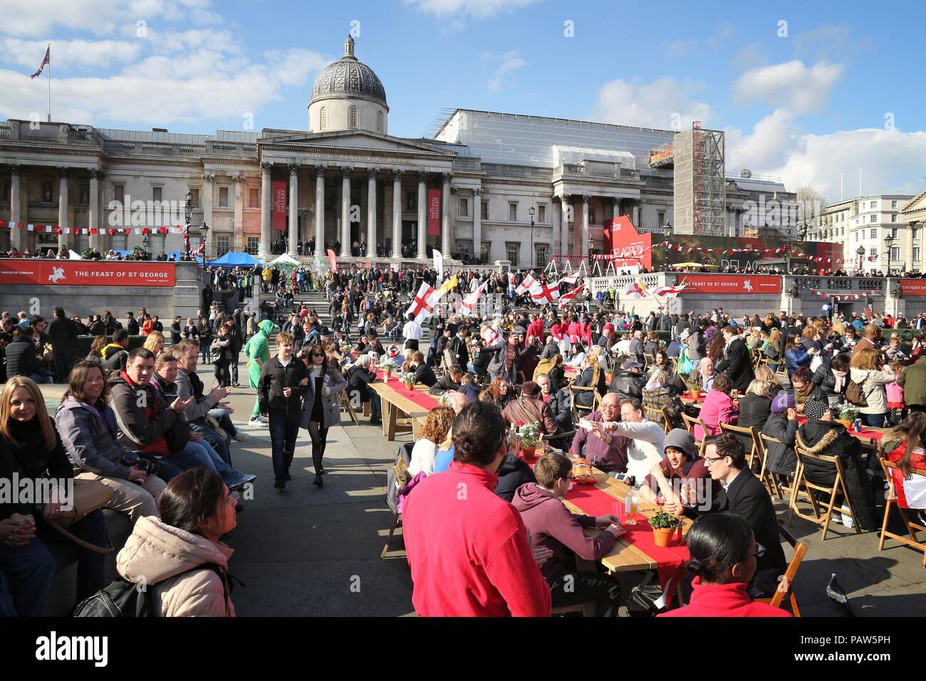 Londres, Royaume-Uni - 23 avril 2016 : visite de Trafalgar Square de Saint George's Day à Londres, au Royaume-Uni. Saint Georges est le saint patron de l'Angleterre. Banque D'Images